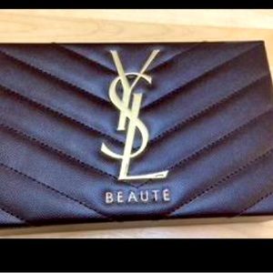 Coffret spécial Yves Saint Laurent en cuire avec mascara